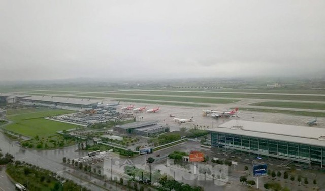 Máy bay đỗ la liệt sân bay Nội Bài, Tân Sơn Nhất do dịch COVID-19 - Ảnh 10.