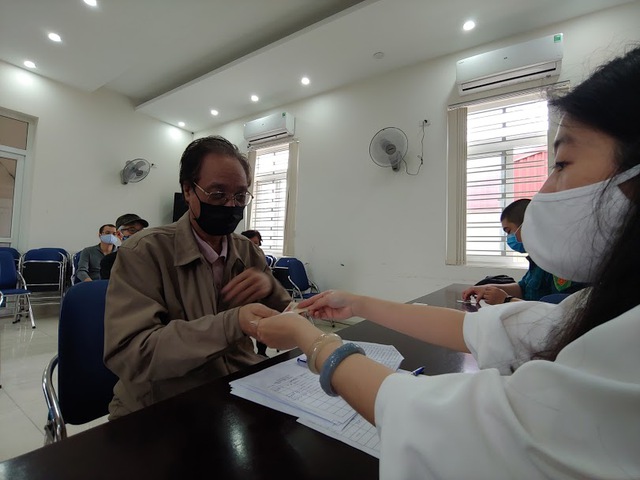 Niềm vui của dân nghèo Hà Nội nhận tiền hỗ trợ do dịch COVID-19 trong ngày đầu nghỉ Lễ - Ảnh 2.
