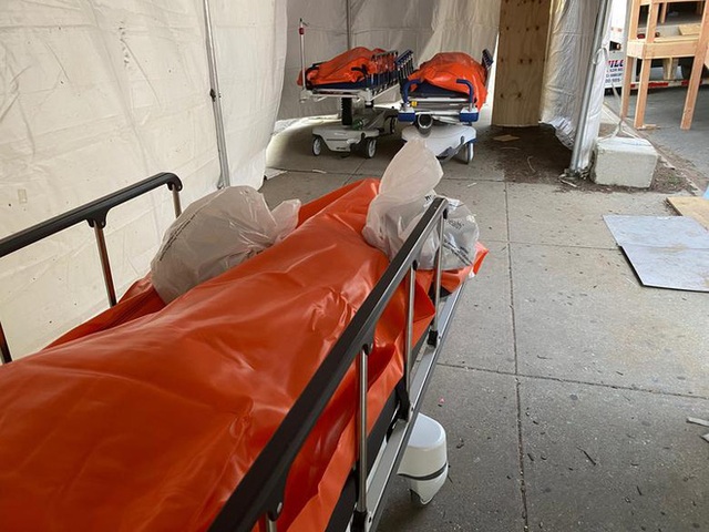  Hình ảnh đau thương tại tâm dịch New York: Thi thể nạn nhân COVID-19 xếp hàng chật hành lang bệnh viện - Ảnh 6.