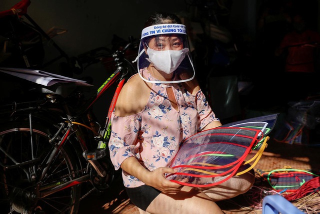 Nữ tiểu thương Sài Gòn xuất hiện trên loạt báo quốc tế khi tự làm hơn 1000 chiếc mặt nạ ngăn giọt bắn, dành tặng các y bác sĩ ở tuyến đầu chống dịch Covid-19 - Ảnh 1.