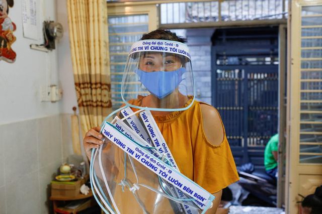 Nữ tiểu thương Sài Gòn xuất hiện trên loạt báo quốc tế khi tự làm hơn 1000 chiếc mặt nạ ngăn giọt bắn, dành tặng các y bác sĩ ở tuyến đầu chống dịch Covid-19 - Ảnh 2.
