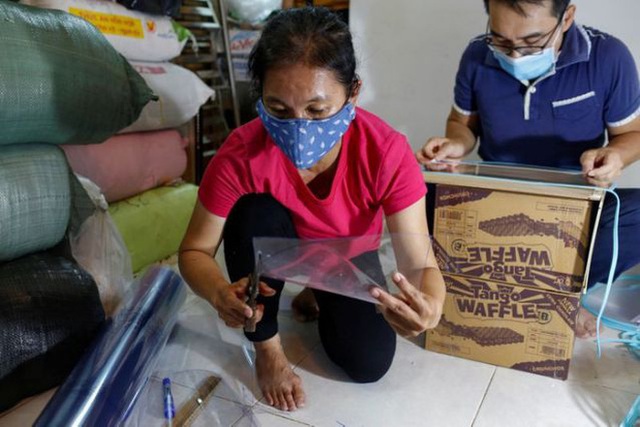 Nữ tiểu thương Sài Gòn xuất hiện trên loạt báo quốc tế khi tự làm hơn 1000 chiếc mặt nạ ngăn giọt bắn, dành tặng các y bác sĩ ở tuyến đầu chống dịch Covid-19 - Ảnh 3.