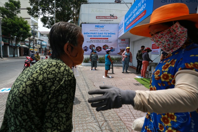  Máy phát gạo tự động cho hàng nghìn người nghèo ở Sài Gòn, chỉ cần bấm nút là có gạo - Ảnh 11.