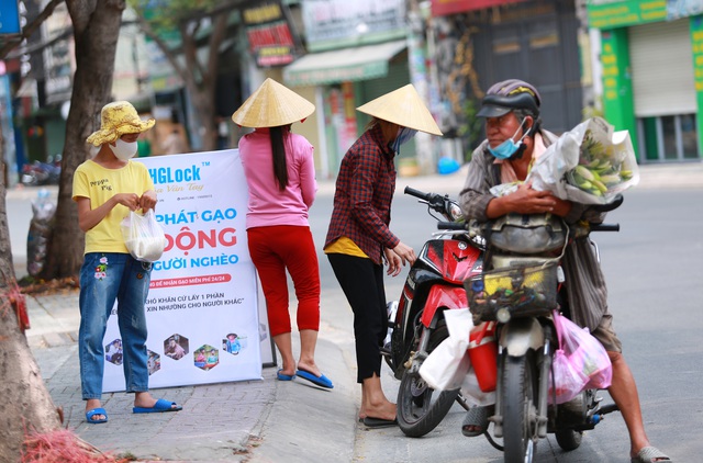  Máy phát gạo tự động cho hàng nghìn người nghèo ở Sài Gòn, chỉ cần bấm nút là có gạo - Ảnh 18.