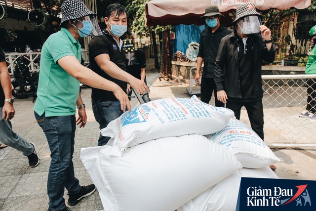 Ảnh: Người Sài Gòn ùn ùn chở gạo đến góp, máy ATM cũng nhả gạo như nước cho người nghèo - Ảnh 9.