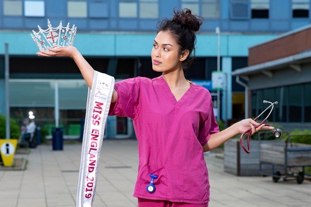 Cất vương miện sắc đẹp, xin hoãn hoạt động nhân đạo, Hoa hậu Anh tình nguyện về quê làm bác sĩ chống dịch Covid-19 - Ảnh 1.