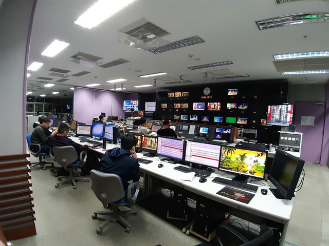 Hình ảnh phóng viên VTV dọn nhà lên khu tác nghiệp dã chiến ăn ngủ và làm việc để đảm bảo an toàn phát sóng gây bão MXH - Ảnh 5.