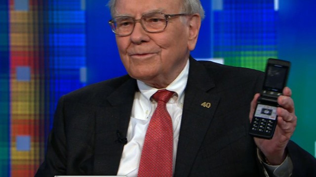Bài học ‘vỡ lòng’ về iPhone của Warren Buffett: Hồn nhiên hỏi Tim Cook ‘app là cái gì vậy? - Ảnh 1. Bài học ‘vỡ lòng’ về iPhone của Warren Buffett: Hồn nhiên hỏi Tim Cook ‘app là cái gì vậy? - Ảnh 1.