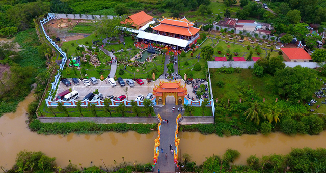 So bì khối tài sản của 4 nghệ sĩ hài đình đám Vbiz: Nhà Hoài Linh - Xuân Bắc gây choáng, sốc nhất là Trường Giang - Ảnh 1. So bì khối tài sản của 4 nghệ sĩ hài đình đám Vbiz: Nhà Hoài Linh - Xuân Bắc gây choáng, sốc nhất là Trường Giang - Ảnh 1.