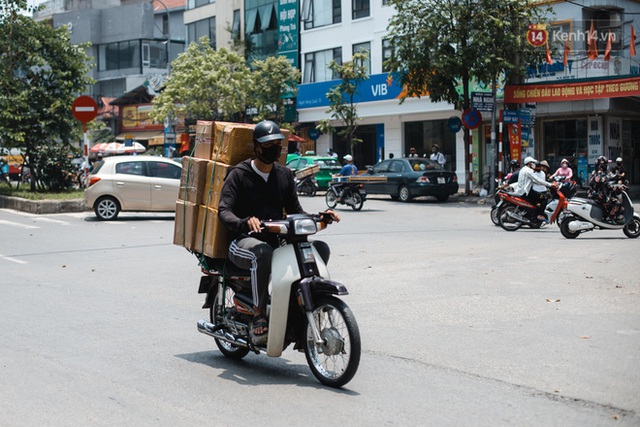 Chùm ảnh: 1 ngày trước khi tạm hạ nhiệt, Hà Nội nắng nóng như chảo lửa, người dân chật vật mưu sinh dưới nhiệt độ gay gắt - Ảnh 11.