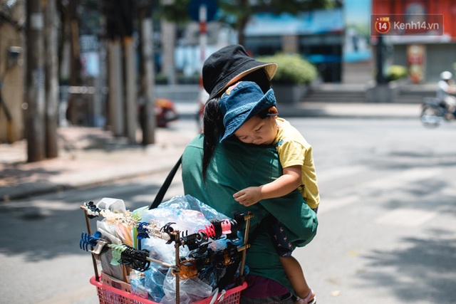 Chùm ảnh: 1 ngày trước khi tạm hạ nhiệt, Hà Nội nắng nóng như chảo lửa, người dân chật vật mưu sinh dưới nhiệt độ gay gắt - Ảnh 13.