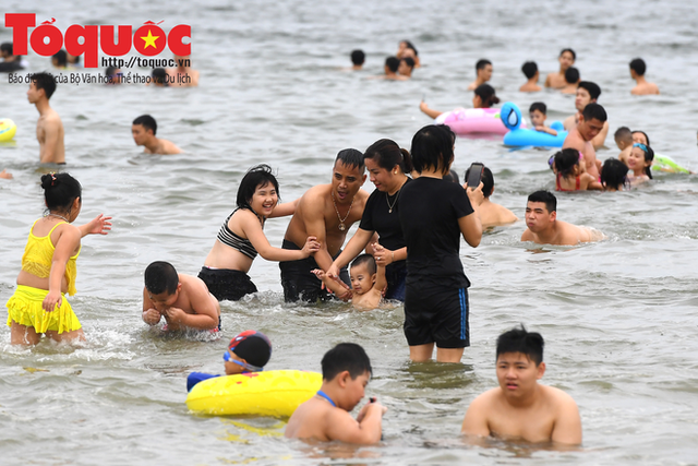  Biển Bãi Cháy đông trở lại, Quảng Ninh bắt đầu kích cầu đón khách du lịch sau Covid-19 - Ảnh 4.