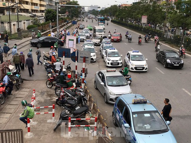 Taxi biến hóa biển số, công khai đón khách sai quy định ở Hà Nội - Ảnh 1.