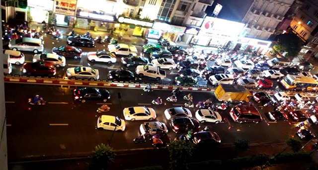  Đường phố Hà Nội tắc cứng trong cơn mưa lớn, đường Lê Văn Lương thất thủ - Ảnh 11.