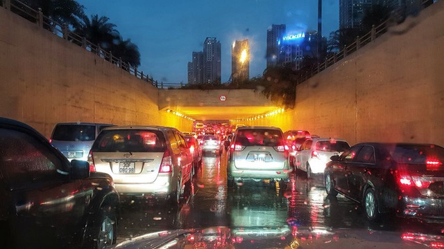  Đường phố Hà Nội tắc cứng trong cơn mưa lớn, đường Lê Văn Lương thất thủ - Ảnh 15.