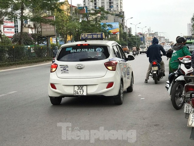 Taxi biến hóa biển số, công khai đón khách sai quy định ở Hà Nội - Ảnh 3.