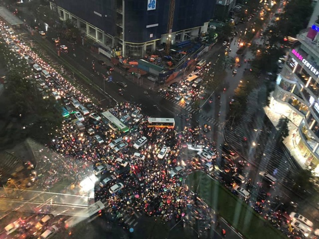  Đường phố Hà Nội tắc cứng trong cơn mưa lớn, đường Lê Văn Lương thất thủ - Ảnh 4.