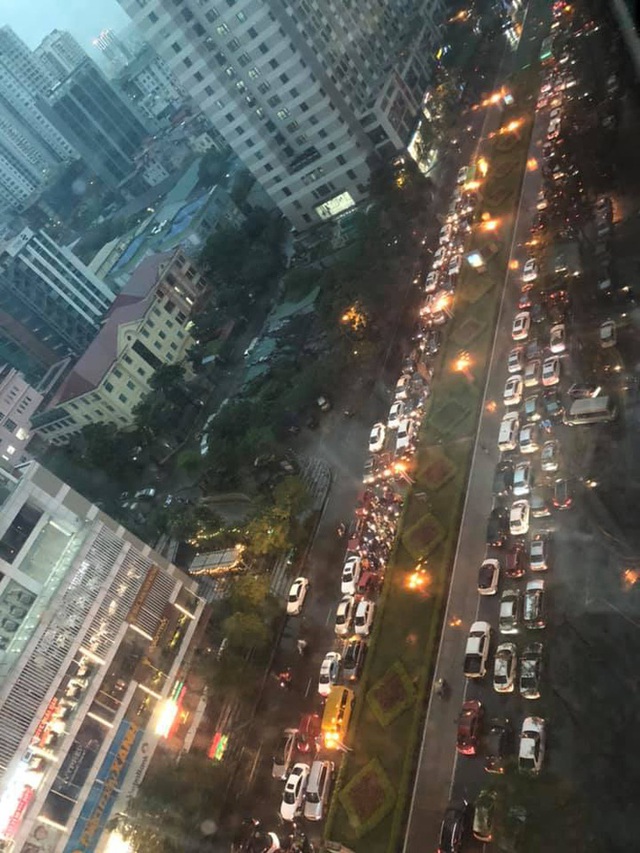  Đường phố Hà Nội tắc cứng trong cơn mưa lớn, đường Lê Văn Lương thất thủ - Ảnh 6.