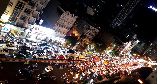  Đường phố Hà Nội tắc cứng trong cơn mưa lớn, đường Lê Văn Lương thất thủ - Ảnh 9.