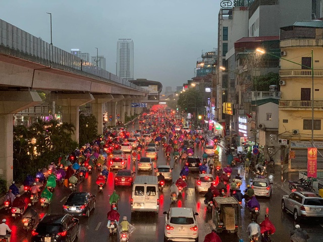 Giờ tan tầm mưa giông xối xả, người Hà Nội vất vả tìm lối về nhà cùng đặc sản tắc đường - Ảnh 10.