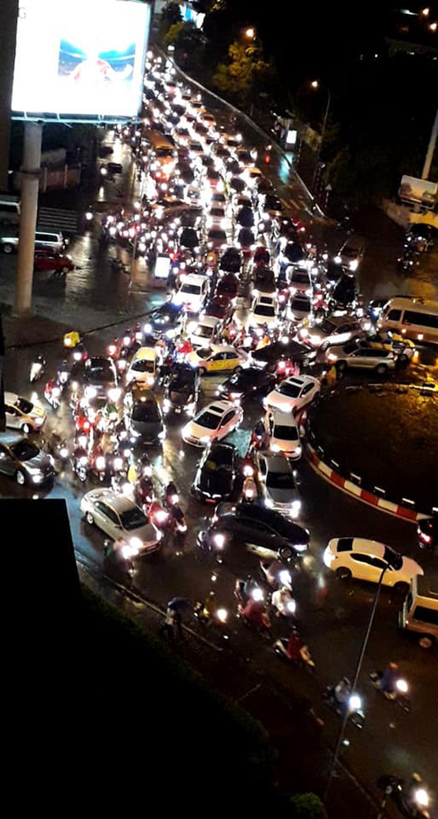 Đường phố Hà Nội tắc cứng trong cơn mưa lớn, đường Lê Văn Lương thất thủ - Ảnh 10.
