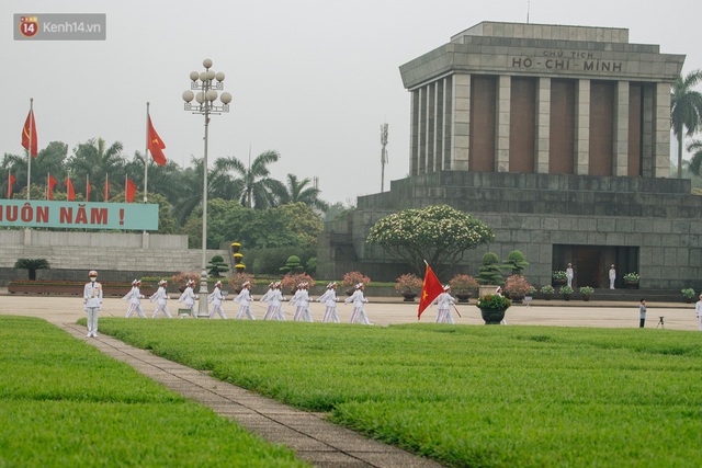 130 năm sinh nhật Bác Hồ: Người Hà Nội đến dự lễ chào cờ ở Quảng trường Ba Đình lịch sử, phố phường rực rỡ cờ hoa - Ảnh 2.