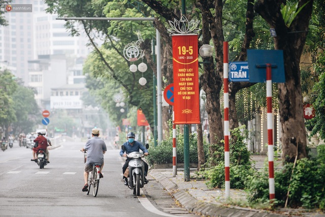 130 năm sinh nhật Bác Hồ: Người Hà Nội đến dự lễ chào cờ ở Quảng trường Ba Đình lịch sử, phố phường rực rỡ cờ hoa - Ảnh 19.