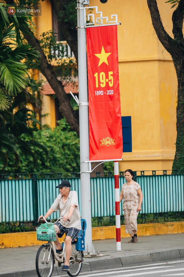 130 năm sinh nhật Bác Hồ: Người Hà Nội đến dự lễ chào cờ ở Quảng trường Ba Đình lịch sử, phố phường rực rỡ cờ hoa - Ảnh 21.