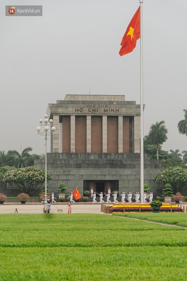 130 năm sinh nhật Bác Hồ: Người Hà Nội đến dự lễ chào cờ ở Quảng trường Ba Đình lịch sử, phố phường rực rỡ cờ hoa - Ảnh 5.