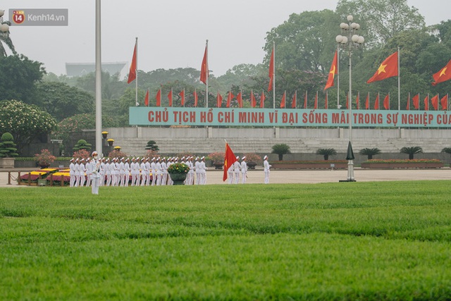130 năm sinh nhật Bác Hồ: Người Hà Nội đến dự lễ chào cờ ở Quảng trường Ba Đình lịch sử, phố phường rực rỡ cờ hoa - Ảnh 6.