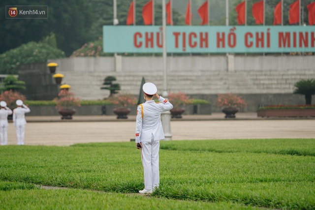 130 năm sinh nhật Bác Hồ: Người Hà Nội đến dự lễ chào cờ ở Quảng trường Ba Đình lịch sử, phố phường rực rỡ cờ hoa - Ảnh 8.