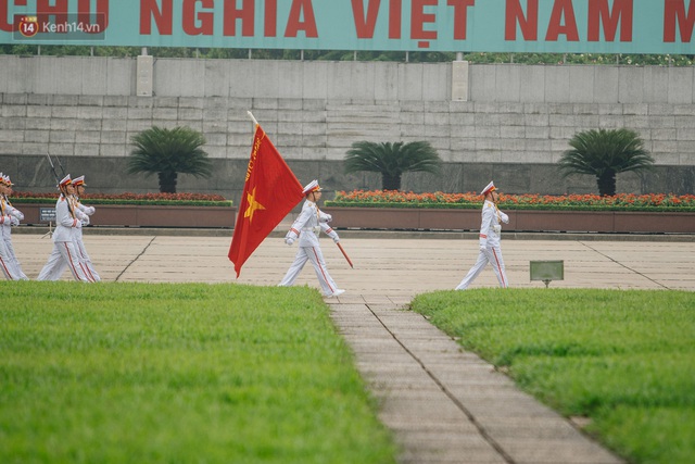 130 năm sinh nhật Bác Hồ: Người Hà Nội đến dự lễ chào cờ ở Quảng trường Ba Đình lịch sử, phố phường rực rỡ cờ hoa - Ảnh 9.