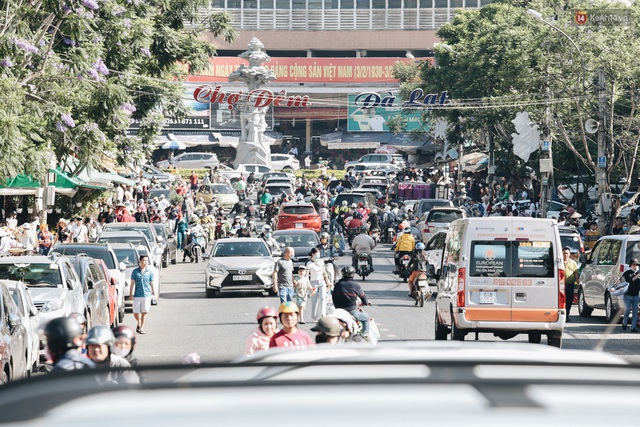 Ngày thứ 3 dịp nghỉ lễ ở Đà Lạt: Vừa ra đường đi chơi, du khách đã nếm mùi kẹt xe nguyên cả buổi sáng - Ảnh 1.