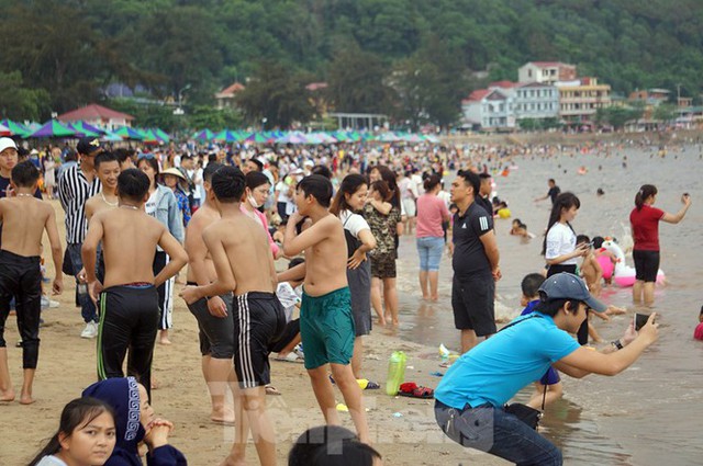 Nắng nóng cuối tuần sau nghỉ lễ, bãi biển Đồ Sơn thất thủ  - Ảnh 4.