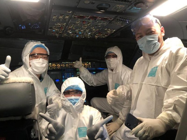 Đằng sau những chuyến bay cứu trợ đồng bào: 2 nhân viên Vietnam Airlines dương tính với Covid-19, nhưng 100% lao động hàng không vẫn sẵn sàng lao vào vùng dịch đón bà con về nước - Ảnh 3. Đằng sau những chuyến bay cứu trợ đồng bào: 2 nhân viên Vietnam Airlines dương tính với Covid-19, nhưng 100% lao động hàng không vẫn sẵn sàng lao vào vùng dịch đón bà con về nước - Ảnh 3.