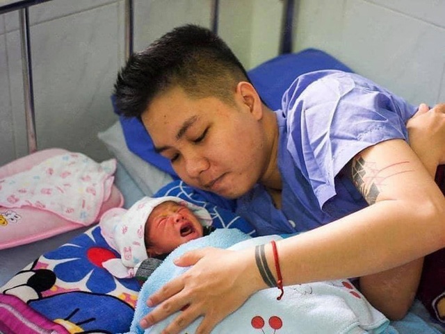 Người đàn ông Việt Nam đầu tiên mang bầu đã lâm bồn, hình ảnh cực dễ thương của em bé đặc biệt khiến dân mạng xuýt xoa - Ảnh 2.