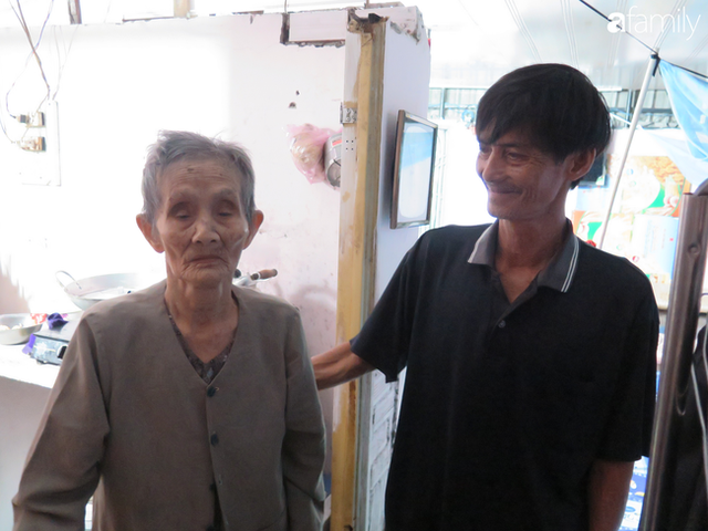 Tâm sự người đàn ông khuyết tật cả 2 tay, ngày ngày bán phế liệu nuôi 2 cháu sinh đôi cùng mẹ già 91 tuổi: Tôi không dám chết - Ảnh 14. Tâm sự người đàn ông khuyết tật cả 2 tay, ngày ngày bán phế liệu nuôi 2 cháu sinh đôi cùng mẹ già 91 tuổi: Tôi không dám chết - Ảnh 14.