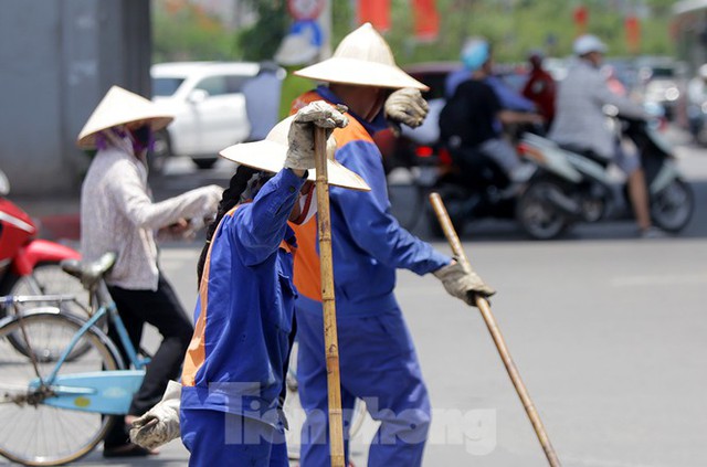 Công nhân phơi mình dưới trời nắng đổ lửa ở Hà Nội - Ảnh 11.