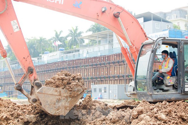 Công nhân phơi mình dưới trời nắng đổ lửa ở Hà Nội - Ảnh 14.