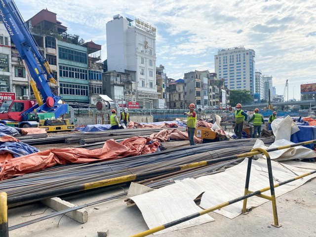 Công nhân phơi mình dưới trời nắng đổ lửa ở Hà Nội - Ảnh 18.