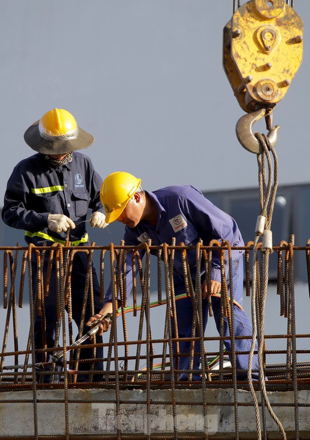 Công nhân phơi mình dưới trời nắng đổ lửa ở Hà Nội - Ảnh 5.