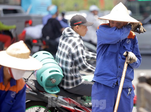 Công nhân phơi mình dưới trời nắng đổ lửa ở Hà Nội - Ảnh 10.