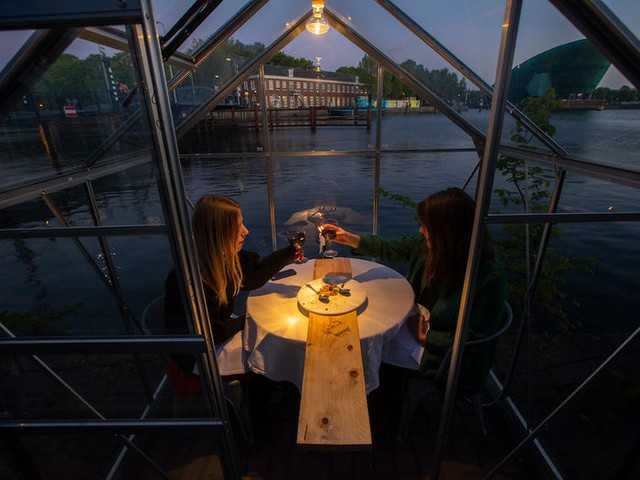 ‘Nhốt’ thực khách vào nhà kính bên sông, chiêu mới trong mùa dịch giúp một nhà hàng kín chỗ từ giờ đến cuối tháng 6 - Ảnh 2.
