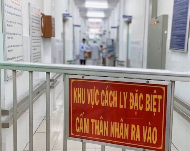 Chiều 22/5, có 1 bệnh nhân COVID-19 khỏi bệnh, nam phi công người Anh đã chuyển sang BV Chợ Rẫy - Ảnh 2. Chiều 22/5, có 1 bệnh nhân COVID-19 khỏi bệnh, nam phi công người Anh đã chuyển sang BV Chợ Rẫy - Ảnh 2.