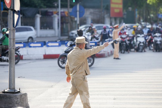 Người dân Hà Nội bịt kín mít, chui xuống hầm đi bộ tránh nóng như đổ lửa - Ảnh 15.