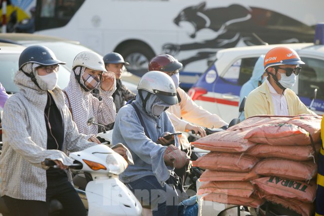 Người dân Hà Nội bịt kín mít, chui xuống hầm đi bộ tránh nóng như đổ lửa - Ảnh 18.