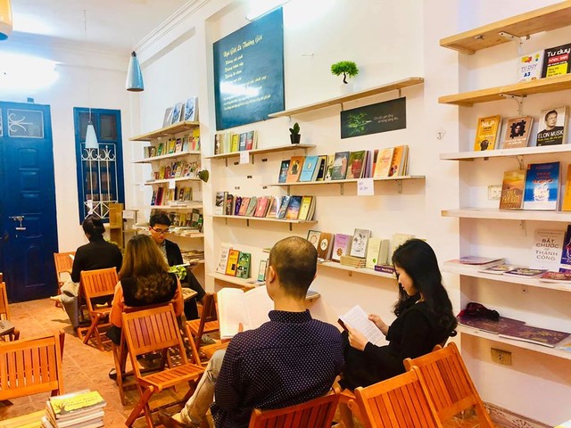 Độc đáo thư viện sách miễn phí tại Hà Nội: Người đến không chỉ đọc sách mà còn được dùng trà, cà phê, bánh kẹo thoải mái - Ảnh 3.