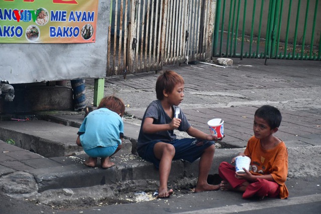  Hàng nghìn trẻ em ở Indonesia mắc Covid-19 - Ảnh 1.