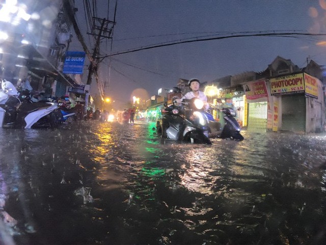 Đường phố Sài Gòn ngập kinh hoàng sau cơn mưa lớn, người dân vật lộn về nhà - Ảnh 1.