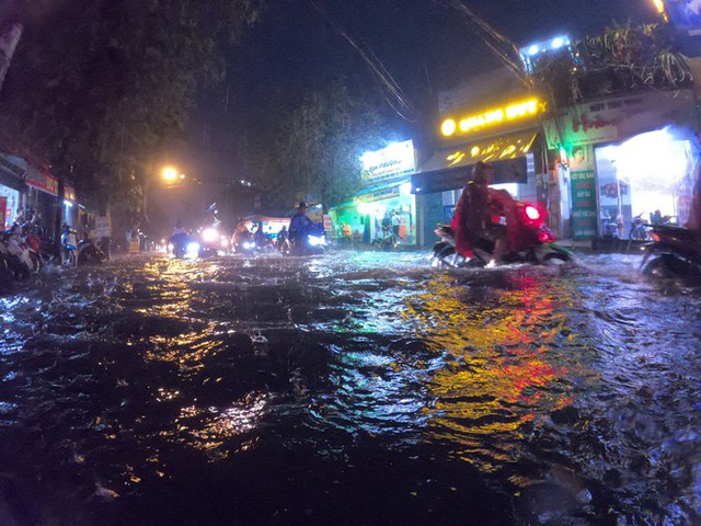Đường phố Sài Gòn ngập kinh hoàng sau cơn mưa lớn, người dân vật lộn về nhà - Ảnh 2.